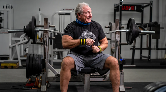 Ældre mand laver styrketræning med håndvægte i fitnesscenter – eksempel på hvordan træning kan modvirke aldersrelateret tab af muskelmasse (sarcopeni) og bevare styrke og funktion.