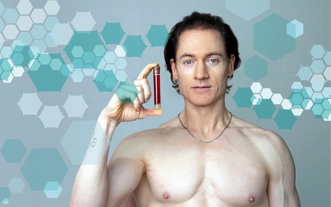 Bryan Johnson med blodprøveglas foran molekylær baggrund — symbol på hans datadrevne tilgang til biologisk optimering og longevity