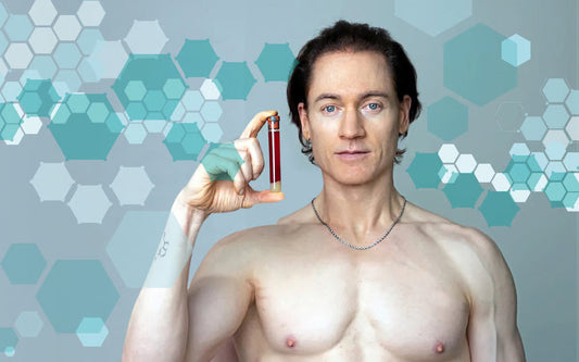 Bryan Johnson med blodprøveglas foran molekylær baggrund — symbol på hans datadrevne tilgang til biologisk optimering og longevity